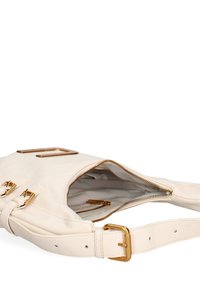 Crème lederen handtas met een groot grossofferen logo van goudkleurige hardware, ritsluiting en verstelbare schouderriem met gouden accenten en decoratieve gespen.