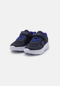 Baskets de sport noires et bleu marine avec une tige en maille, des accents bleus contrastants, une sangle ajustable et une semelle en caoutchouc blanche conçues pour le confort et le soutien.