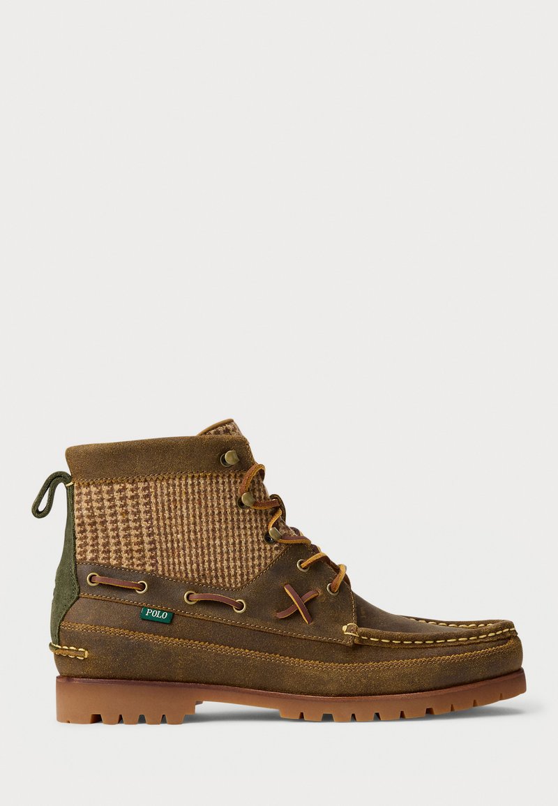 Pruun nahast ja kangast pahkluu saapad, millel on rohkete mustriga tald, nööbid ees ja väike roheline "POLO" silt külje peal.