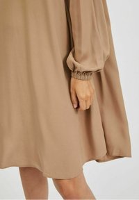 VILA Vardagsklänning - beige