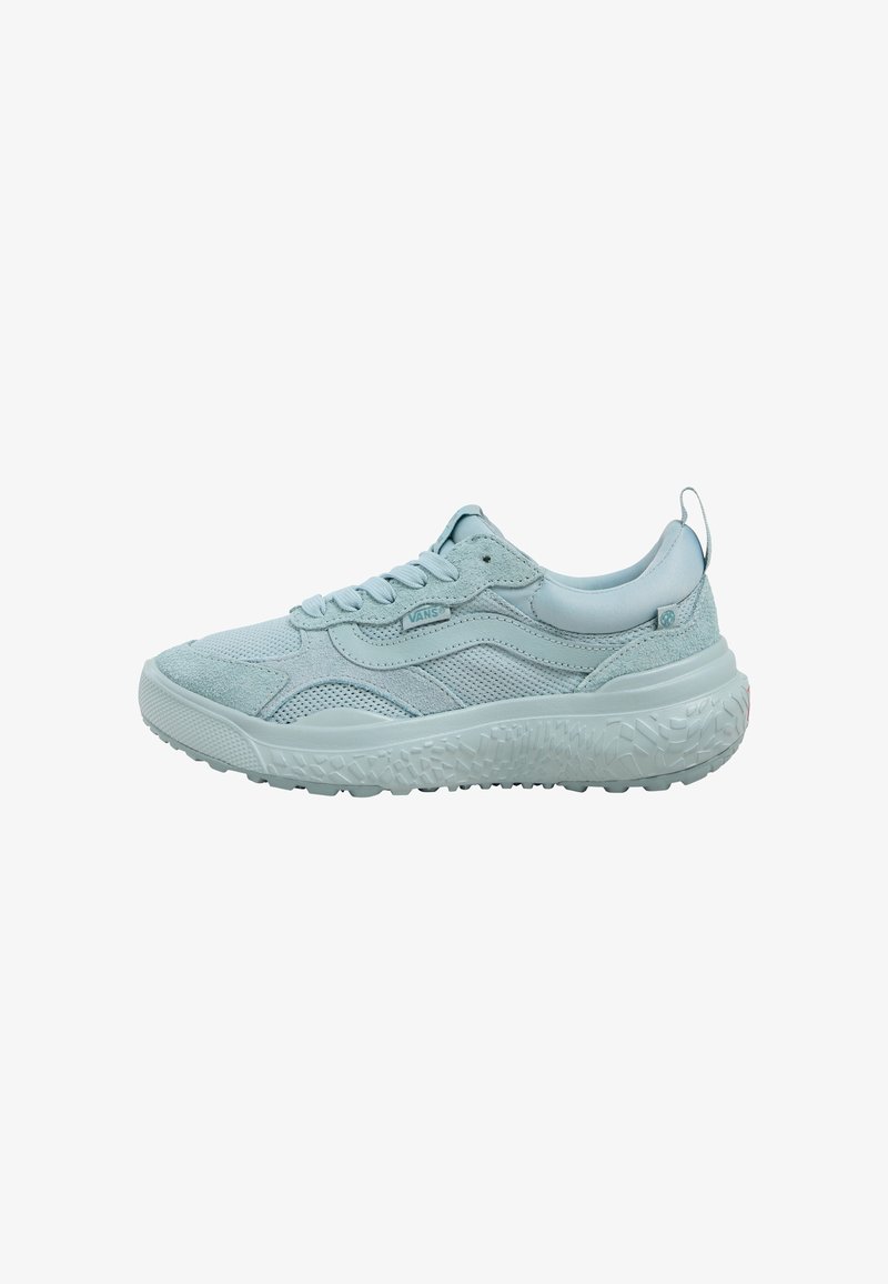 Baskets Vans bleu clair avec tige en daim et maille, semelle épaisse texturée, fermeture à lacets sur le devant, et languette de tirage au talon.