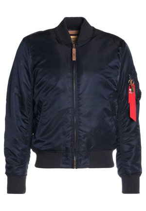 Veste bomber en satin marine avec fermeture éclair à l'avant, manches côtelées et taille côtelée. Comprend des poches latérales et une poche zippée sur le bras avec une étiquette rouge.