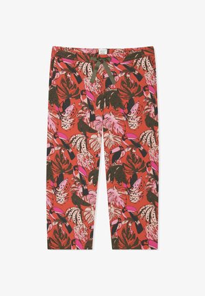 Červené kalhoty se zeleným stahovacím šňůrkem, zdobené barevným tropickým potiskem toukanů, hroznů banánů a velkých zelených a růžových listů.