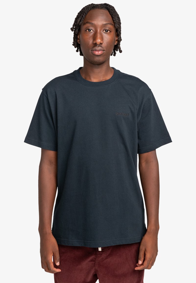 Mørkeblå bomulds t-shirt med klassisk pasform, rund halsudskæring og korte ærmer. Har tone-i-tone branding på venstre bryst.