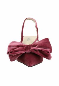 Chaussure à talon slingback en velours bordeaux profond, avec un grand nœud sur les orteils, forme pointue et une fine bride à la cheville. Texture lisse.