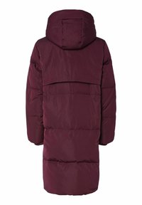 Lang dressjakke i dyp burgunder, med hette, vatterte seksjoner og en avslappet passform. Glatt tekstur og ingen synlige lukkinger.
