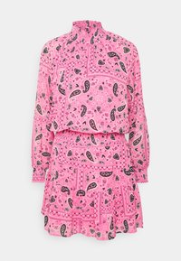 Robe rose avec motifs cachemire et cœurs, col montant, manches longues, taille élastique et jupe à volants superposés.