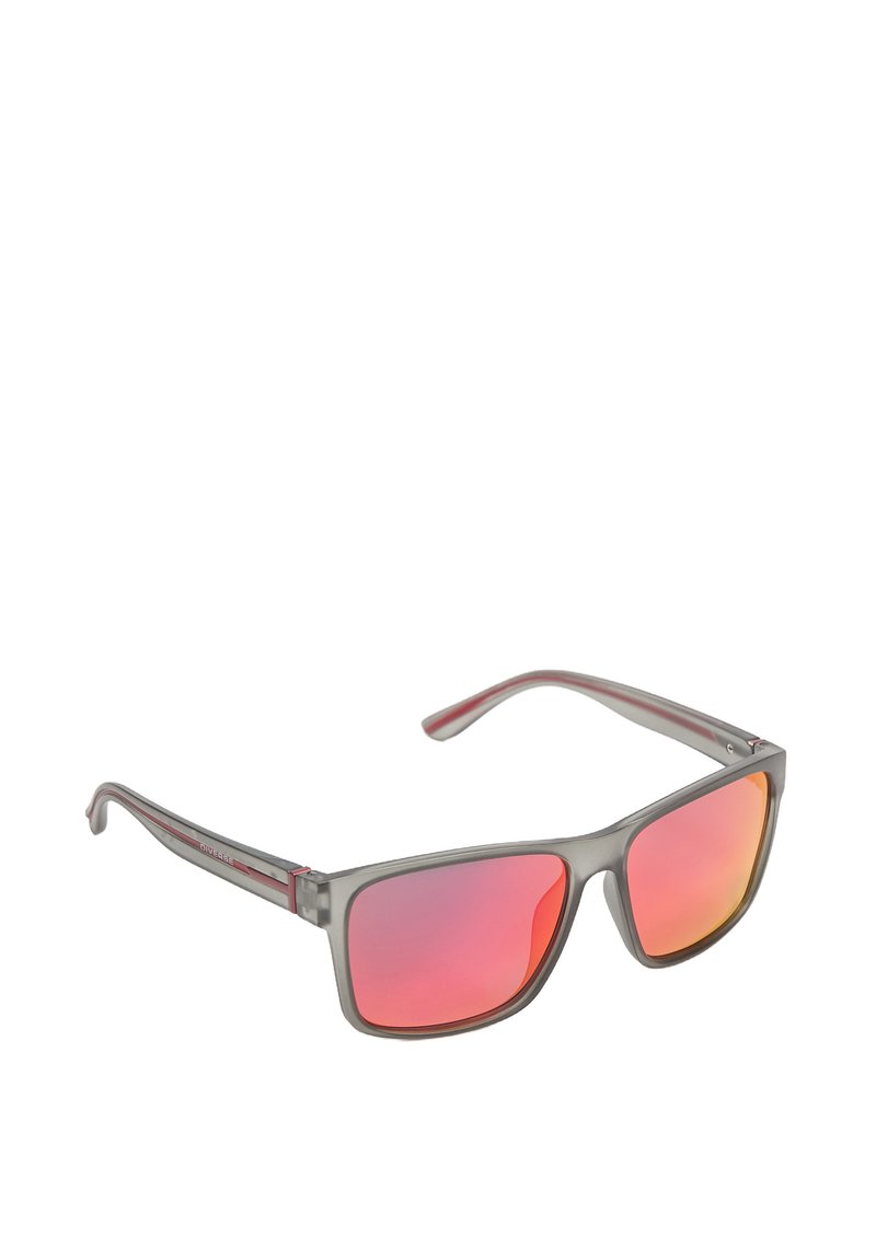 Okulary przeciwsłoneczne z szarym ramieniem, prostokątnym kształtem i czerwonymi szkłami. Posiadają zakrzywione zauszniki i subtelne akcenty.