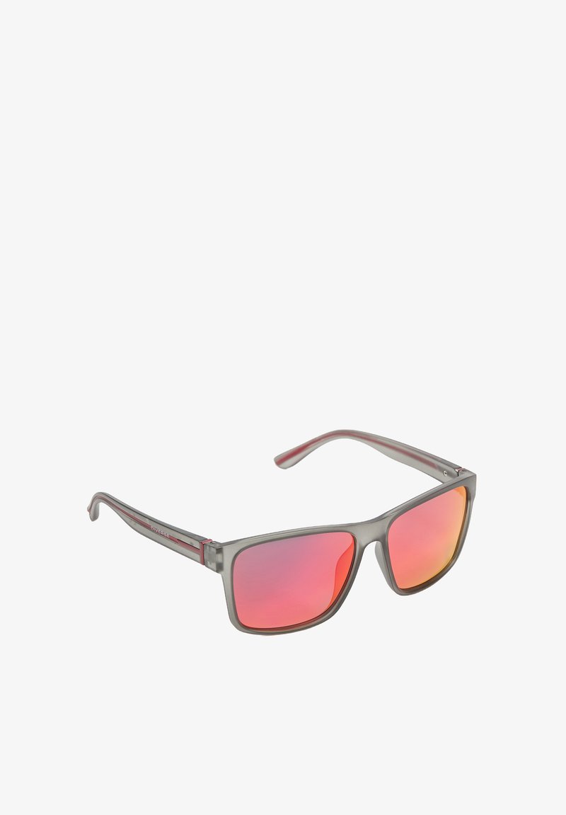 Okulary przeciwsłoneczne z szarym ramieniem, prostokątnym kształtem i czerwonymi szkłami. Posiadają zakrzywione zauszniki i subtelne akcenty.