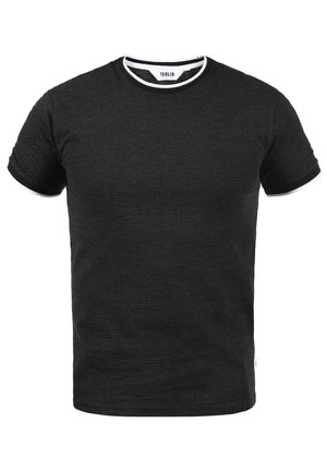 Črna teksturirana majica s kratkimi rokavi, ki ima zaobljen izrez z belimi poudarki in kontrastnimi manšetami.