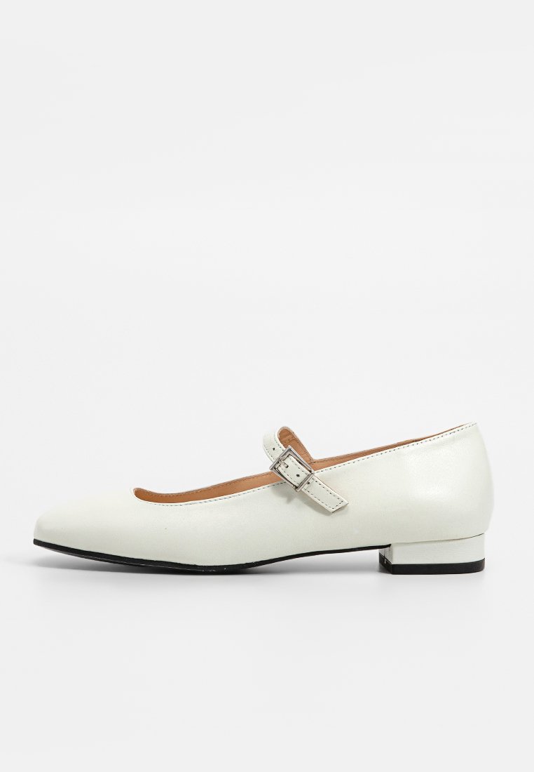 ALOHAS Ballerina’s met enkelbandjes crème