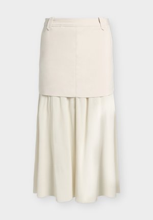 To-lags nederdel med et tætsiddende, glat øverste panel og en flydende, plisseret nederste sektion i off-white toner.