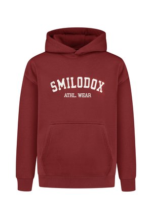 Bordeauxkleurige capuchontrui met een voorzak, ribgebreide manchetten en zoom; voorzien van witte tekst "SMILODOX ATHL. WEAR" over de borst.