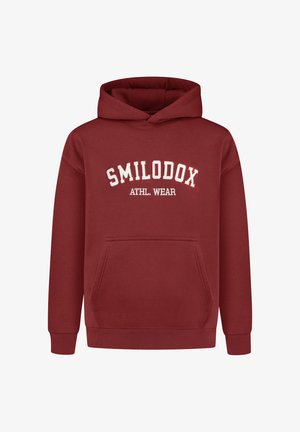 Mørkerød hættetrøje med frontlomme, ribbede manchetter og kant; har hvid tekst med "SMILODOX ATHL. WEAR" på tværs af brystet.