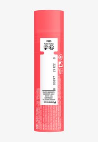 Korallrosa flytande rouge i en transparent cylindrisk behållare. Har en vit etikett med svart text och varningsikoner på framsidan.