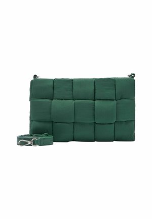 Grüne, geflochtene, gepolsterte Clutch-Tasche mit abnehmbarem Schultergurt und silbernen Schnallen auf einem weißen Hintergrund.