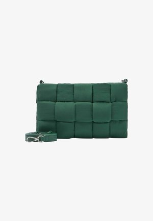 Borsa a pochette verde intrecciata con imbottitura, dotata di tracolla rimovibile e ganci in argento, su uno sfondo bianco.