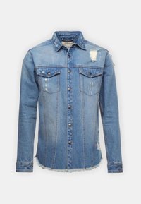 Lichtblauwe spijkerjack met een versleten ontwerp, knoopsluiting aan de voorkant, twee borstzakken en een rafelige zoom. Heeft vervaagde delen en slijtage-details.