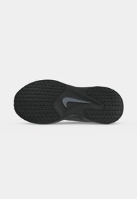 Μαύρη λαστιχένια σόλα παπουτσιού Nike με υφασμένο μοτίβο λαβής και γκρι λογότυπο Nike Swoosh στο κέντρο σε λευκό φόντο.