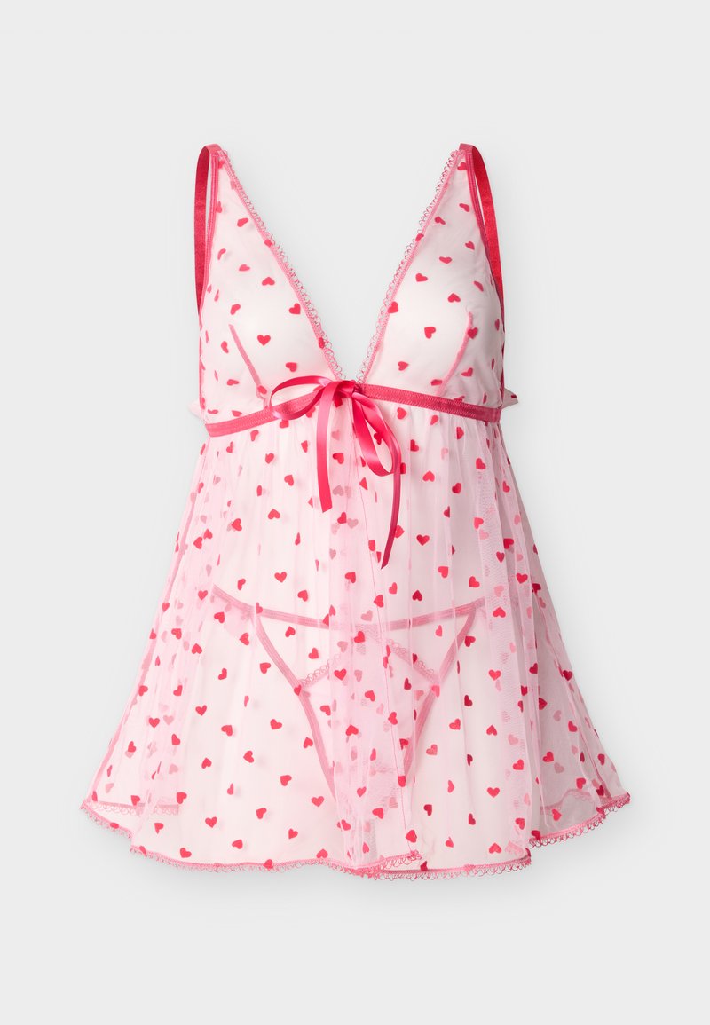 Διάφανη ροζ babydoll εσώρουχο με κόκκινα σχέδια καρδιών, κόκκινη σατέν επένδυση, φιόγκο μπροστά και αντιστοιχιστό στρινγκ ορατό από κάτω.