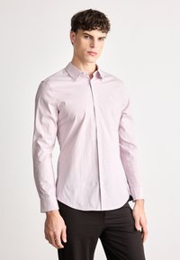 Lichtroze gestreepte langslavende shirt met een knoopsluiting kraag en subtiel logo, gemaakt van gladde stof met een klassieke pasvorm.