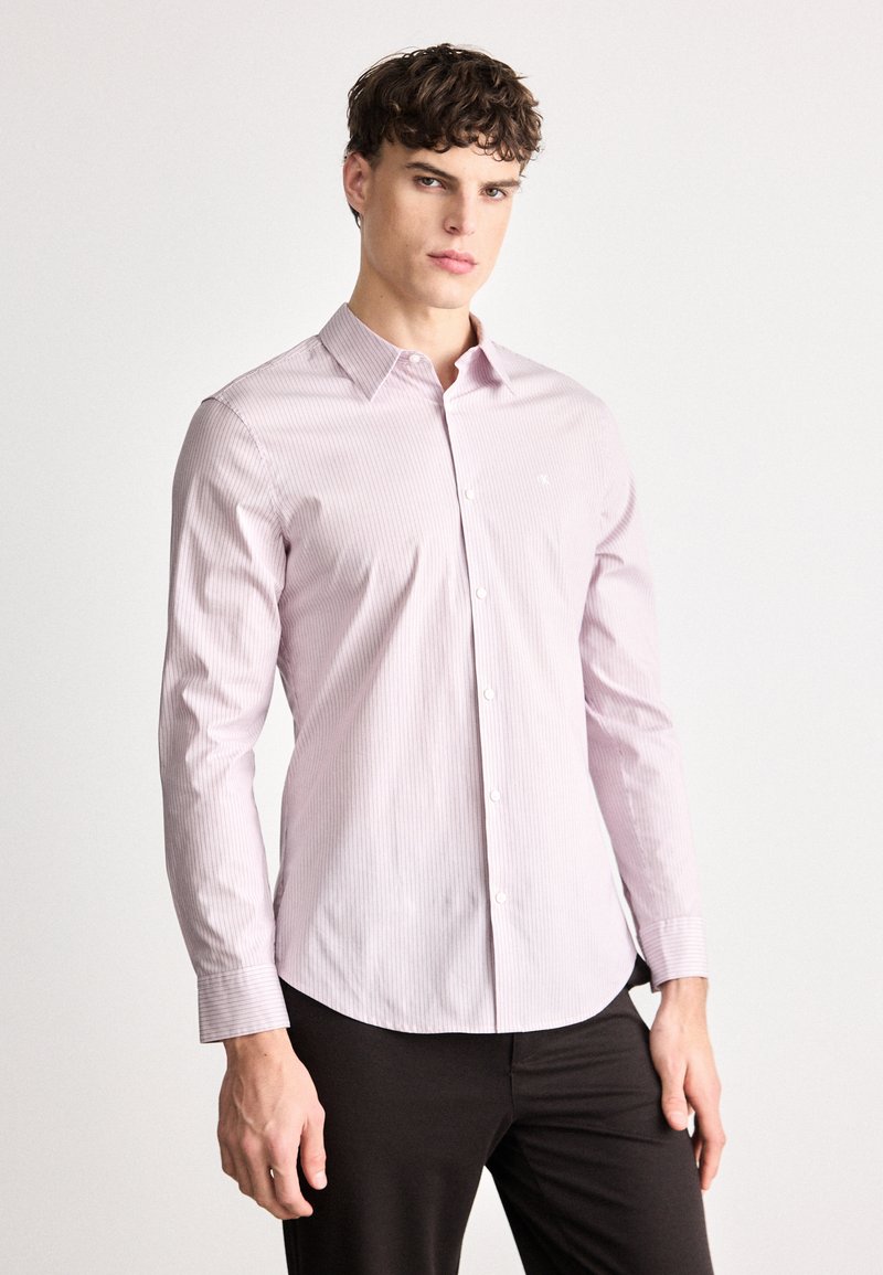 Lichtroze gestreepte langslavende shirt met een knoopsluiting kraag en subtiel logo, gemaakt van gladde stof met een klassieke pasvorm.
