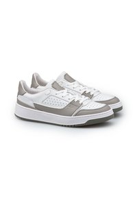 Un paio di sneaker basse bianche con dettagli in pelle grigia, particolari perforati, lacci bianchi e suole bianche spesse su uno sfondo bianco.