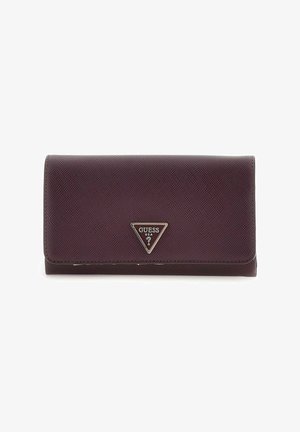 Portefeuille Guess bordeaux en matériau synthétique texturé, avec un logo triangulaire argenté. Design plié avec une fermeture à pression.