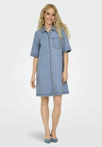 Jeanshemdkleid in Hellblau mit vertikalen weißen Streifen, kurzen Ärmeln, durchgehender Knopfleiste und einer Brusttasche. Angenehme Textur.