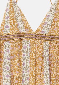 Robe sans manches avec un décolleté en V, présentant des rayures verticales moutarde et crème ornées de vignes florales roses, et une ceinture perlée en or et violet.