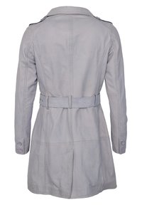Lichtgrijze leren jas met een ceintuur in de taille, een op maat gemaakte vorm, een brede kraag en knoopmanchetten. Heeft een gladde textuur en stikseldetails.