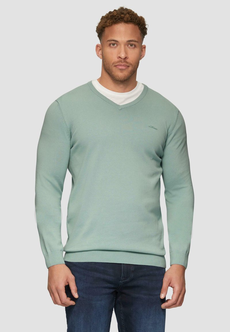 s.Oliver MIT LOGO-STICKEREI - Strickpullover - salbeigrün