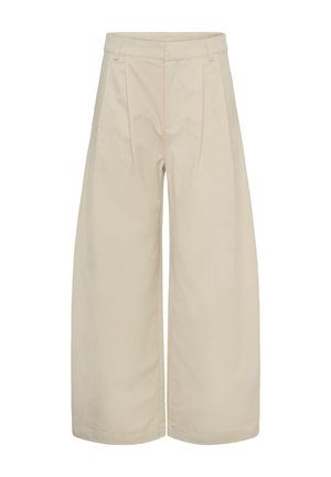 Pantalones beige de pierna ancha con cintura alta y trabillas, con plisados delanteros y textura de tela lisa.