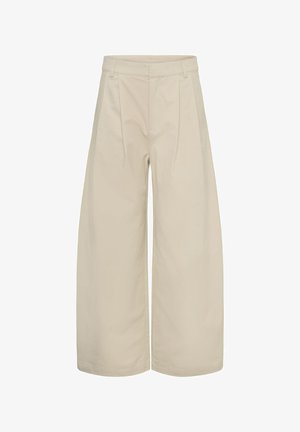 Pantalones beige de pierna ancha con cintura alta y trabillas, con plisados delanteros y textura de tela lisa.
