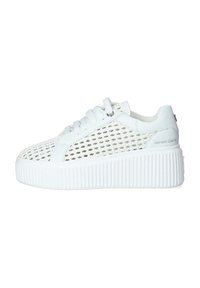 Sneakers bianchi con tomaia in rete e suola platform texturizzata. Presentano lacci rotondi e un marchio sul tallone, con un design moderno e traspirante.