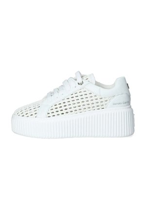 Sneakers bianchi con tomaia in rete e suola platform texturizzata. Presentano lacci rotondi e un marchio sul tallone, con un design moderno e traspirante.
