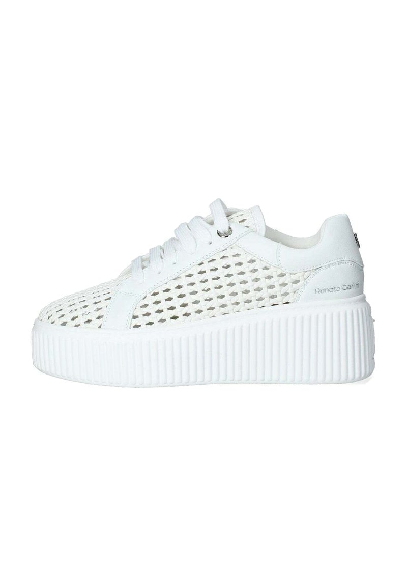 Sneakers bianchi con tomaia in rete e suola platform texturizzata. Presentano lacci rotondi e un marchio sul tallone, con un design moderno e traspirante.