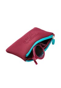 Burgundowa etui na zamek z turkusowymi detalami, zawierające burgundowe okulary przeciwsłoneczne. Etui ma miękką fakturę i wytłaczane logo z przodu.