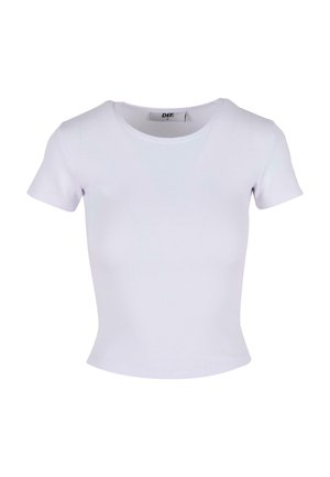 Balts īsām piedurknēm T-krekls, izgatavots no gludas auduma. Tam ir apaļa kakla izgriezums un pieguļošs dizains. Uz birkas ir uzraksts "DEF" un izmērs "S".