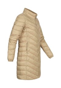 Béžový prošívaný kabát s stojáčkovým límcem, dlouhými rukávy a vzorem prošívání do tvaru šipky. Kabát má zip po celé délce a elastické manžety.