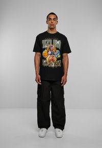 Upscale by Mister Tee UZIJIN HEAVY  - T-shirts med print - black