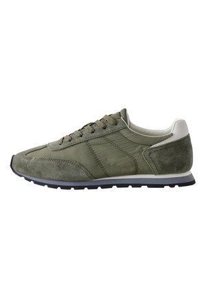 Grøn og grå lavtop sneaker med snørelukning, overdel i ruskind og stof, hvid polstret krave og sort tekstureret sål.