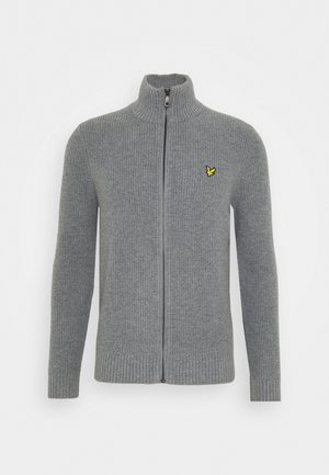 Grau gerippter Strickpullover mit Reißverschluss, hohem Kragen und kleinem gelbem Vogel-Logo auf der linken Brust.
