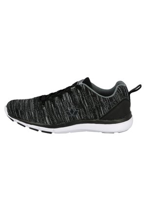 Schwarze und graue Sportschuhe mit einem strukturierten Strickobermaterial, kontrastierender weißer Sohle, Schnürdesign und dezentem Branding an der Seite.