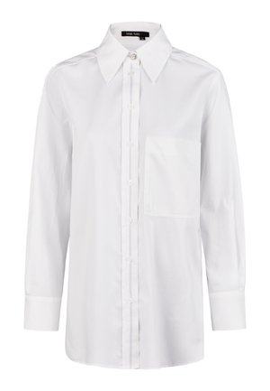 Weißes Button-Up-Hemd mit langen Ärmeln aus glattem Stoff, klassischem Kragen, Brusttasche und Knopfleiste mit kontrastierenden Nähten.
