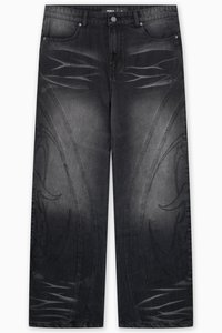 Jeans negre din denim cu o croială dreaptă, având secțiuni estompate și modele grafice curbate pe față. Două buzunare frontale și etichetă de brand.