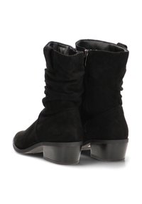 Botas negras de ante hasta el tobillo con un diseño arrugado, tacón plano y cierre de cremallera en la parte posterior. Textura suave con una silueta simple y elegante.