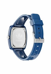 Kék műanyag sportóra négyzet alakú számlappal, rozsdamentes acél hátlappal és fém csattal. Dombornyomott Adidas logóval. Simai felület.