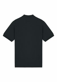 Un polo noir à manches courtes, avec un col classique et une texture lisse. Sans motifs ni accents visibles. Vue arrière montrée.