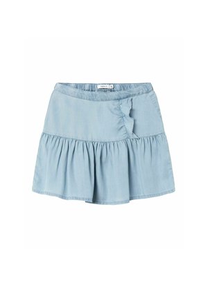 Mini-jupe en denim bleu clair avec un bas froncé et un petit détail à volants sur le côté droit près de la ceinture.